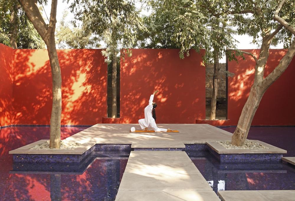 सहारा The Roseate